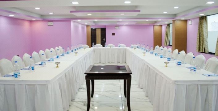 Maple Wood Hotel Overview