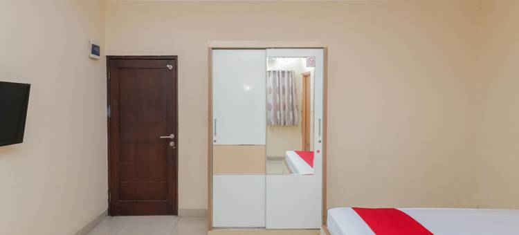 近卡雷特站红多兹伊斯兰酒店(RedDoorz Syariah Near Stasiun Karet)图片