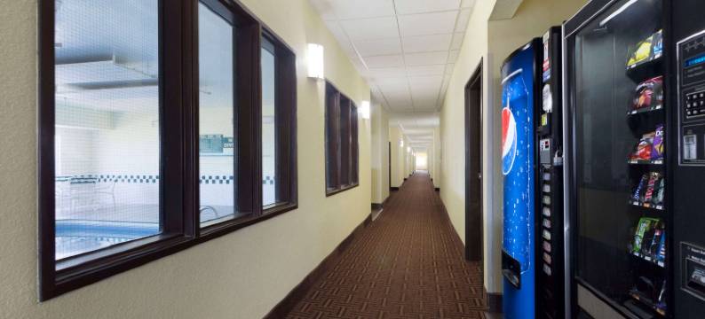 利斯萨米特速8酒店(Super 8 by Wyndham Lees Summit)图片