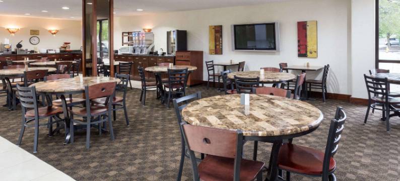 贝顿多夫温德姆华美达酒店(Ramada by Wyndham Bettendorf)图片