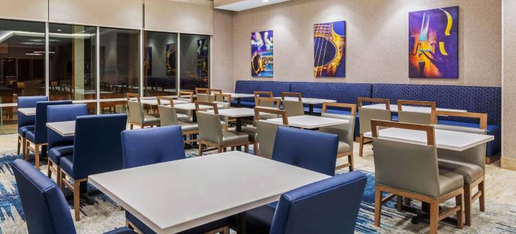 堪萨斯城灯塔山拉昆塔温德姆套房酒店(La Quinta Inn & Suites by Wyndham Kansas City Beacon Hill)图片