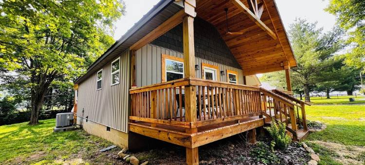 A Cozy Creekside Hot Tub Retreat图片