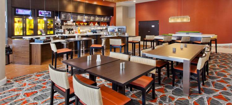 哥伦布凤凰城/河滨万怡酒店(Courtyard Columbus Phenix City/Riverfront)图片