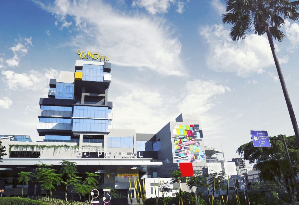 Yello Hotel Paskal Bandung Hotel Overview