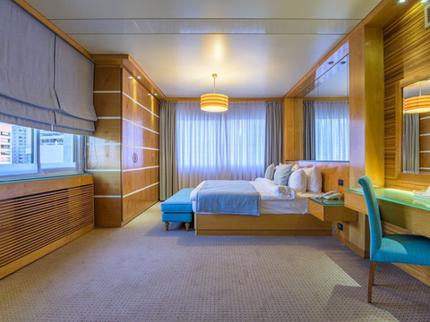 拉霍亚套房酒店