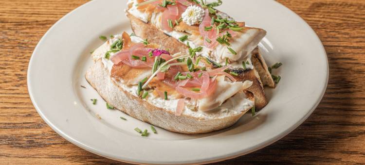 猎人旅馆，Bluebird的Lark(Hunter Lodge, a Bluebird by Lark)图片