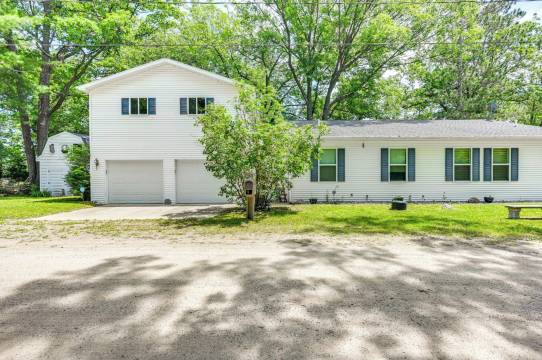 滨水的格拉德温家与甲板+火坑!(Waterfront Gladwin Home w/ Deck + Fire Pit!)