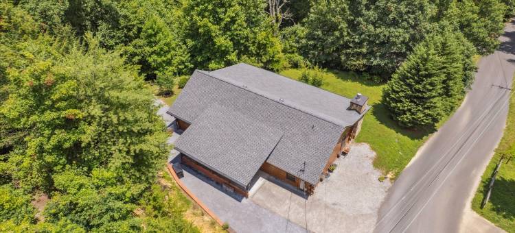 舒适的小屋，带电动车充电器、火坑和床秋千(Chasing Cubs Cabin by Beyond Expectations)图片