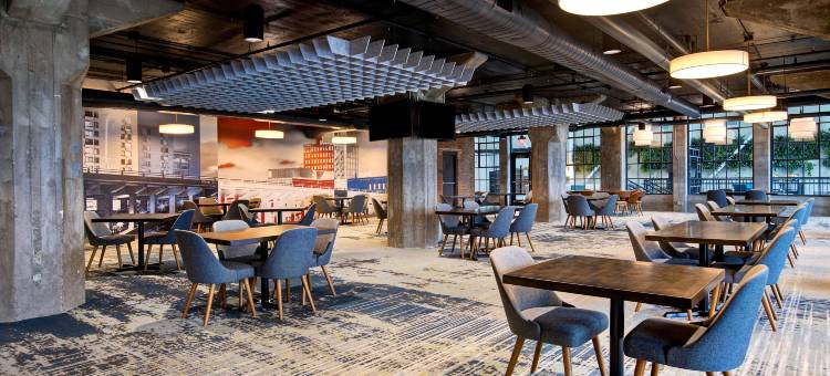 罗克福德河滨希尔顿大使套房酒店(Embassy Suites Rockford Riverfront)图片