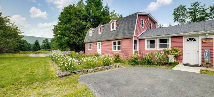 沃尔顿林间之家：有火坑和现场池塘！(Fire Pit & On-site Pond: Wooded Walton Home!)图片