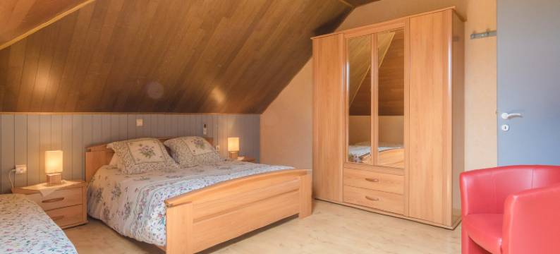 Modern holiday home with swimming pool图片