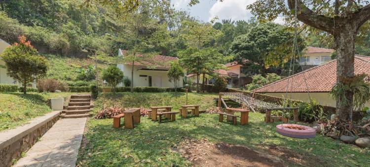 红门酒店度假村清真-近DCastello齐亚特苏邦(RedDoorz Resort Syariah Near d'Castello Ciater Subang)图片