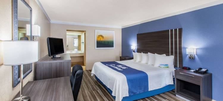 布劳尼希湖戴斯套房酒店(Days Inn & Suites by Wyndham Braunig Lake)图片