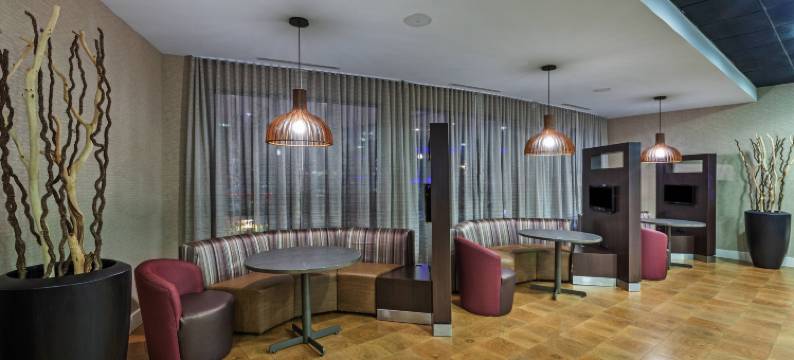 塔尔萨伍德兰希尔斯万豪万怡酒店(Courtyard Tulsa Woodland Hills)图片