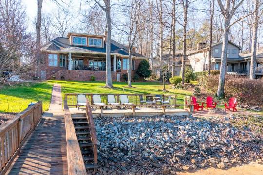 Lakefront Retreat, with private boat dock, beautiful open water view
