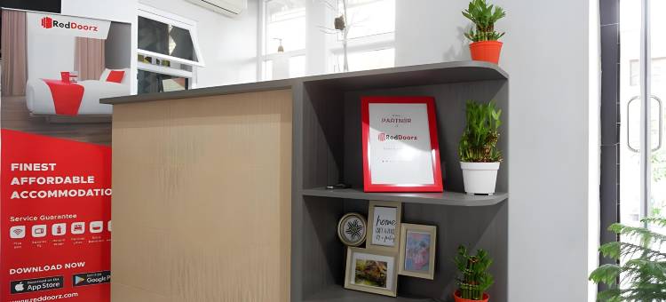 红多兹酒店-近梭罗阿迪苏西普托街(RedDoorz Near Jalan Adi Sucipto Solo)图片