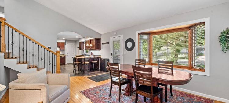 Peaceful Cozy Home with Well Equipped Kitchen, WiFi, & King Bed in St Charles图片