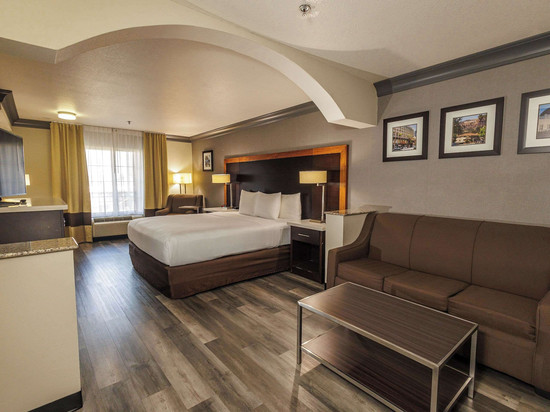 好莱坞伯班克近环球舒适套房酒店