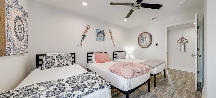 Waterfront retreat with a pool & dock plus central AC, washer/dryer, & views图片