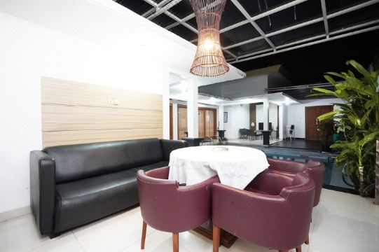 Sutan Raja Villa Kuningan Hotel Overview