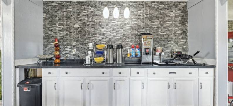 特雷霍特温德姆戴斯套房酒店(Days Inn & Suites by Wyndham Terre Haute)图片