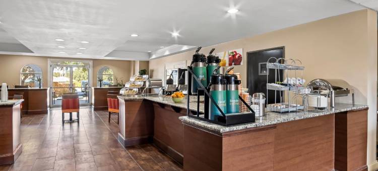 品质酒店套房欧文-拉斯科利纳斯(Quality Suites Irving-Las Colinas)图片