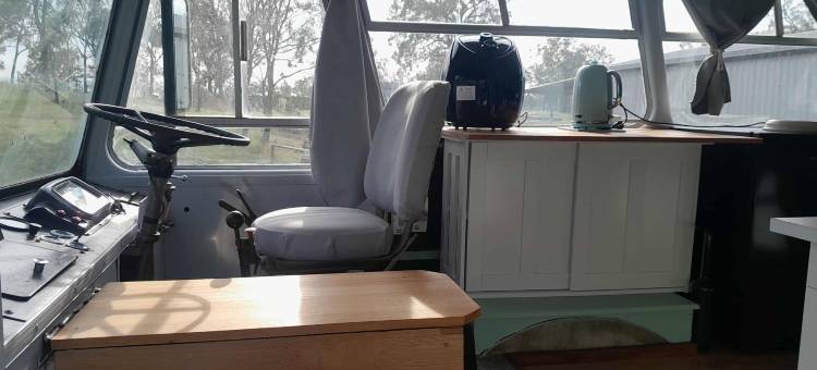 贝德福德巴士复古农家乐豪华露营星空下(Vintage Bedford Bus Farm Glamping Under the Stars)图片