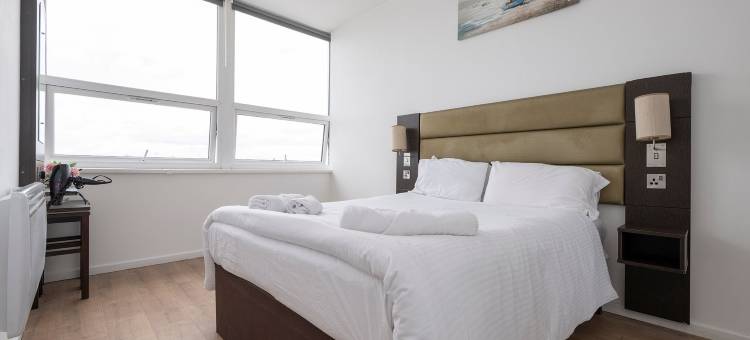 Modern comfort near The Hawthorns Station图片