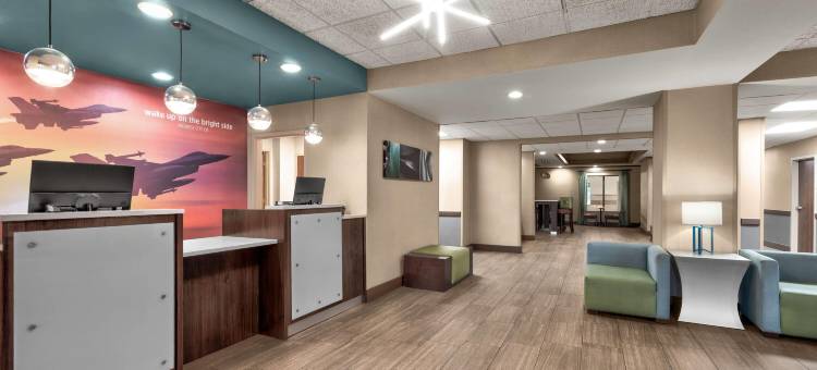米德韦斯特城廷克空军基地拉昆塔温德姆套房酒店(La Quinta Inn & Suites by Wyndham Midwest City - Tinker AFB)图片