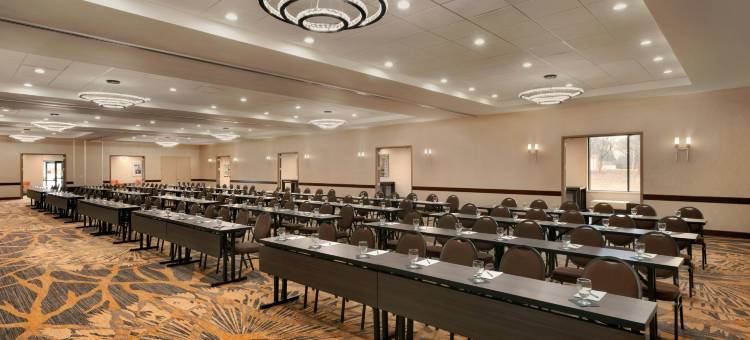 布鲁克菲尔德密尔沃基希尔顿安泊酒店(Embassy Suites by Hilton Milwaukee Brookfield)图片
