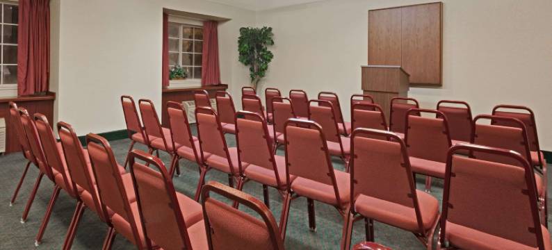 温德姆布兰登露天剧场戴斯酒店及套房(Days Inn & Suites by Wyndham Brandon Amphitheater)图片