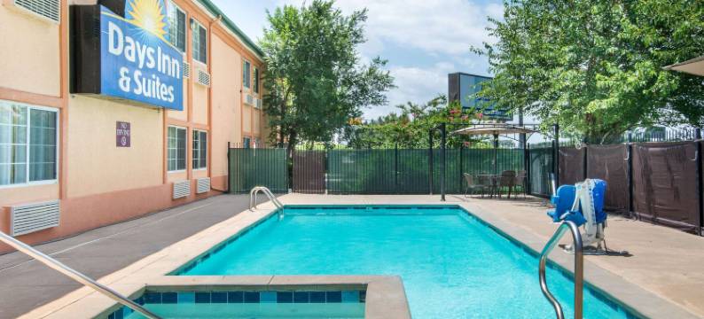 威奇托温德姆戴斯套房酒店(Days Inn & Suites by Wyndham Wichita)图片