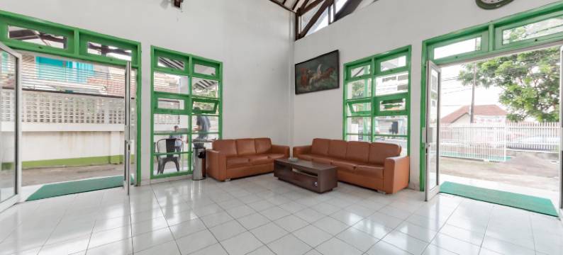 红多兹苏卡布米惹兰街玛塔迪娜塔酒店(RedDoorz @ Jalan R.E. Martadinata Sukabumi)图片