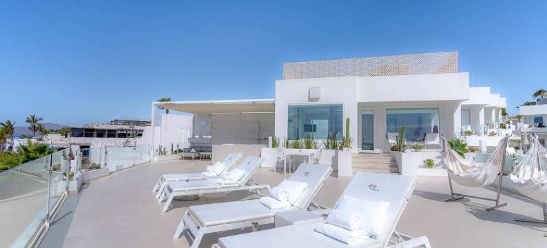 拉尼德豪华酒店 - 限成人(Lani's Suites de Luxe - Adults Only)图片