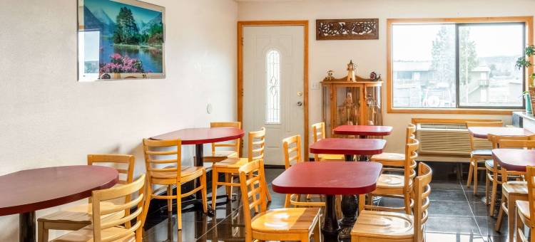 马德拉斯伊克诺套房汽车旅馆(Econo Lodge Inn & Suites Madras)图片