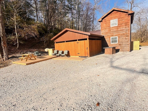 Creekside cottage with hot tub and fishing