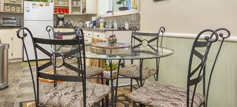 2 bedroom downstairs The Henry House and Queen pull out sofa图片