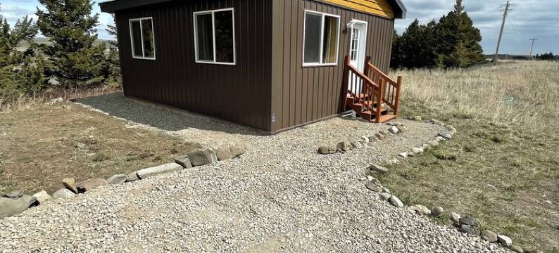 Peaceful Cabin w/ Waterfall near Glacier Natl Park图片