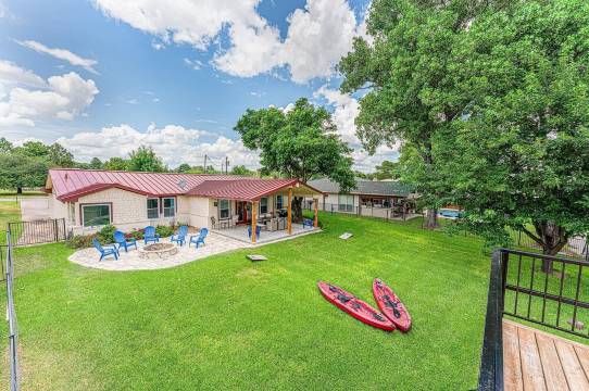 Top-Rated! Hot Tub, Kayaks, Fishing, Boat Dock! Granbury Paddle and Play Escape!