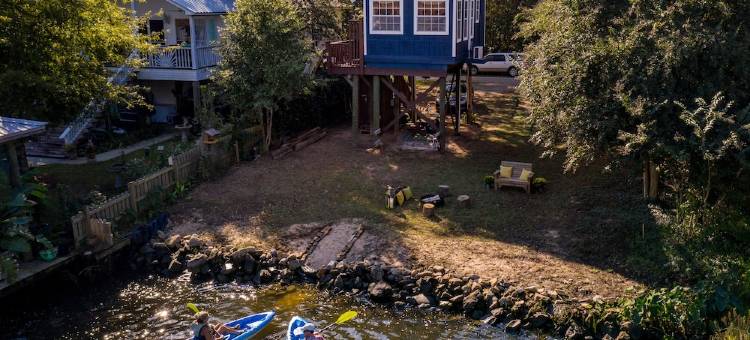 巴斯金费尔霍普河畔，距海湾38分钟，Waterfront、皮划艇微型小屋(Bass-KIN on the RIver-Tiny House in F'Hope-Waterfront-Kayaks-38Min to Gulf)图片