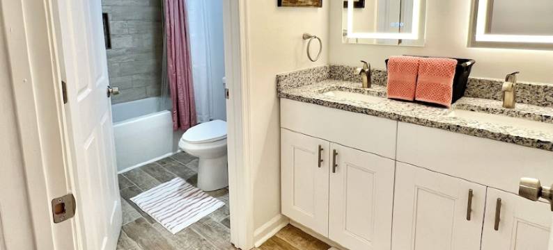 Charming 2800 sq.ft 4-bedroom home with AC and WiFi in Suffolk图片