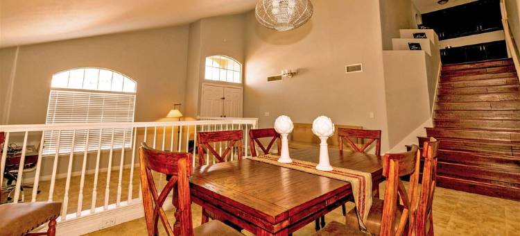 Golf, Game Room, Dining Area, Two Living Rooms, 2500 sq2, 4 Beds, 3 Full Bath图片