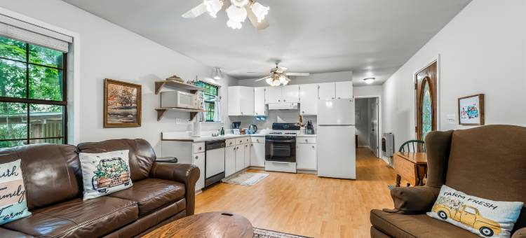 Charming Cottage with Fire Pit and Scenic Views - Tranquil Farm Escape图片