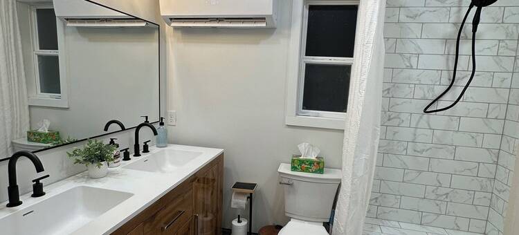 Newly renovated 1890’s home in downtown Milltown beside the Blue River!图片