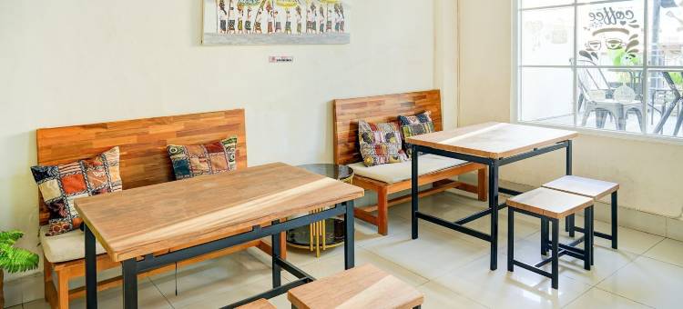 OYO 94669 普里酒店 潘纳库康 马卡萨(OYO 94669 Hotel Puri Inn Panakkukang Makassar)图片