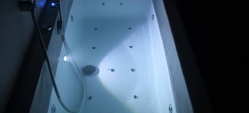 Poolside Bliss Near Lake图片