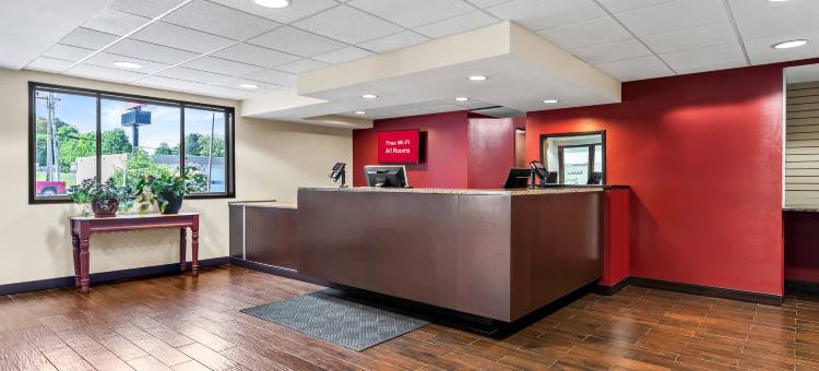 马隆红顶Plus套房酒店(Red Roof Plus+ & Suites Malone)图片