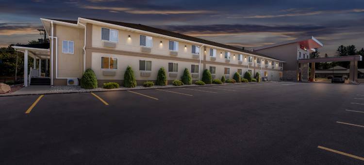 马隆红顶Plus套房酒店(Red Roof Plus+ & Suites Malone)图片