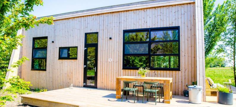 Swarm - 弗里斯兰的3个连在一起的水舍(Swarm - 3 Waterlodges Naast Elkaar in Friesland)图片