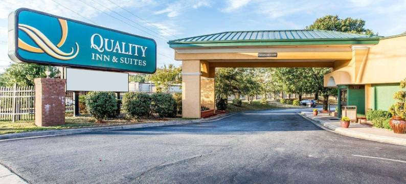 竞技场品质套房假日酒店(Quality Inn & Suites Coliseum)图片